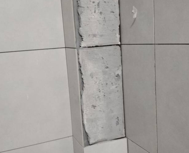 苍溪瓷砖空鼓维修公司分享下瓷砖施工前基层浇水润湿程度不足，可能导致以下问题